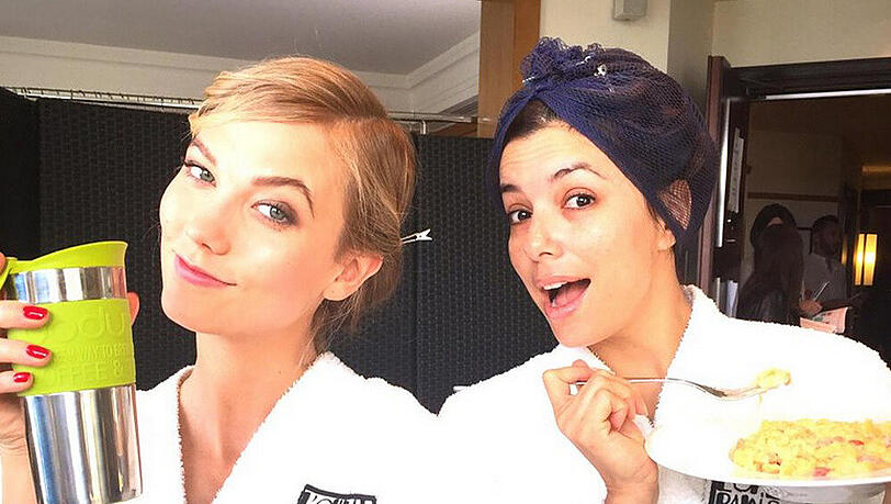 Karlie Kloss (l.) und Eva Longoria gönnen sich ein Frühstück im Bademantel Karlie Kloss (l.) und Eva Longoria gönnen sich ein Frühstück im Bademantel