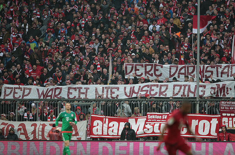 "Pep war eh nie unser Ding". Wollen die Bayern-Fans hier Kritik an ihrem Trainer ausdrücken?