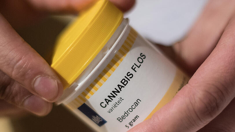 Dose mit Cannabis-Medikament. Das Gesetz "Cannabis als Medizin" ist am 10. März in Kraft getreten. Ein Ziel ist eine bessere Schmerzlinderung schwer kranker Menschen.