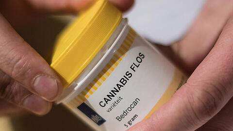 Dose mit Cannabis-Medikament. Das Gesetz "Cannabis als Medizin" ist am 10. März in Kraft getreten. Ein Ziel ist eine bessere Schmerzlinderung schwer kranker Menschen.