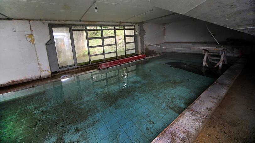 Es modert: Zwei Pumpen im Dauerbetrieb können die Wassermassen nicht stoppen, die das alte Schwimmbad an der Genter Straße derzeit fluten.