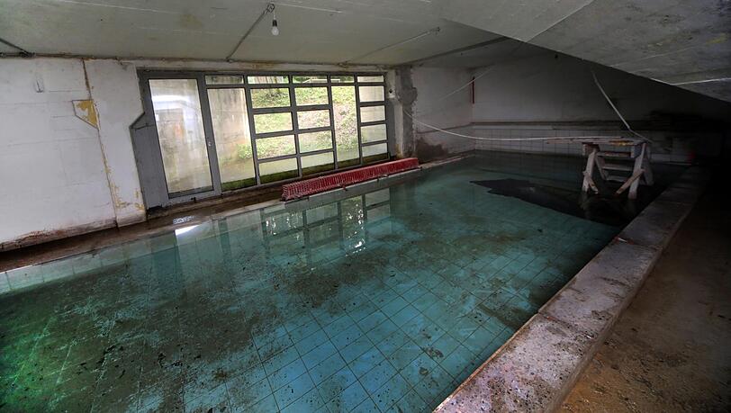 Es modert: Zwei Pumpen im Dauerbetrieb können die Wassermassen nicht stoppen, die das alte Schwimmbad an der Genter Straße derzeit fluten. Es modert: Zwei Pumpen im Dauerbetrieb können die Wassermassen nicht stoppen, die das alte Schwimmbad an der Genter Straße derzeit fluten.