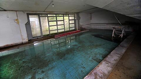 Es modert: Zwei Pumpen im Dauerbetrieb können die Wassermassen nicht stoppen, die das alte Schwimmbad an der Genter Straße derzeit fluten.