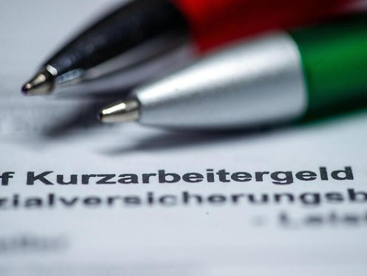 Mit Kurzarbeit will der Gesetzgeber verhindern, dass Arbeitnehmern sofort die Entlassung droht, wenn ihr Betrieb wirtschaftlich in Schwierigkeiten gerät.