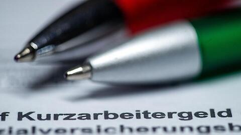 Mit Kurzarbeit will der Gesetzgeber verhindern, dass Arbeitnehmern sofort die Entlassung droht, wenn ihr Betrieb wirtschaftlich in Schwierigkeiten gerät.