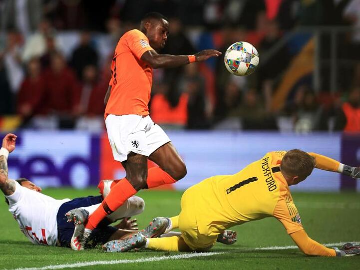 Englands Kyle Walker (l) fälscht den Ball ins eigene Tor zum 2:1 für die Niederlande ab.