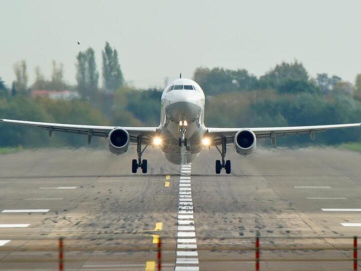 Ein Airbus A321 der Fluggesellschaft Lufthansa beim Start.