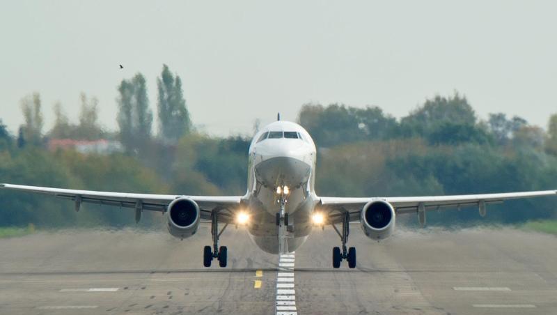 Ein Airbus A321 der Fluggesellschaft Lufthansa beim Start. Ein Airbus A321 der Fluggesellschaft Lufthansa beim Start.