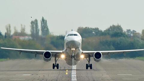 Ein Airbus A321 der Fluggesellschaft Lufthansa beim Start.