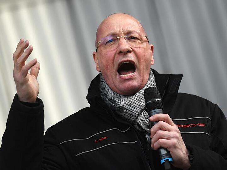 Uwe Hück, Betriebsratsvorsitzender der Porsche AG, spricht bei einer Informationsveranstaltung für die Mitarbeiter der Porsche AG im Stammsitz des Autobauers in Stuttgart.