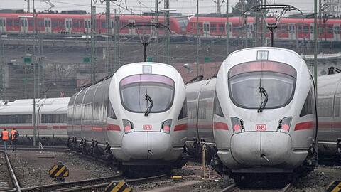 ICE-Züge der Bahn stehen am Frankfurter Hauptbahnhof.