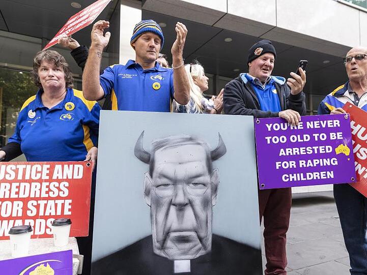 Demonstranten stehen vor dem County Court, nachdem das Urteil gegen Kardinal Pell verkündet wurde. Der ehemalige Finanzchef des Vatikans ist wegen sexuellen Missbrauchs von Minderjährigen zu sechs Jahren Haft verurteilt worden.
