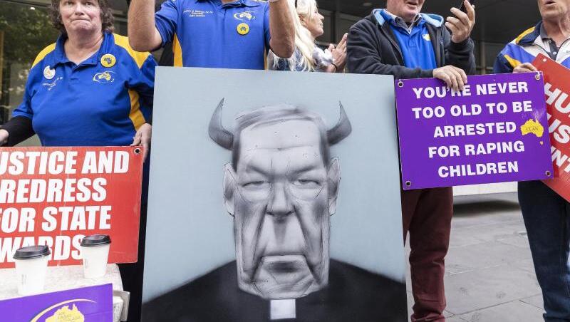 Demonstranten stehen vor dem County Court, nachdem das Urteil gegen Kardinal Pell verkündet wurde. Der ehemalige Finanzchef des Vatikans ist wegen sexuellen Missbrauchs von Minderjährigen zu sechs Jahren Haft verurteilt worden. Demonstranten stehen vor dem County Court, nachdem das Urteil gegen Kardinal Pell verkündet wurde. Der ehemalige Finanzchef des Vatikans ist wegen sexuellen Missbrauchs von Minderjährigen zu sechs Jahren Haft verurteilt worden.