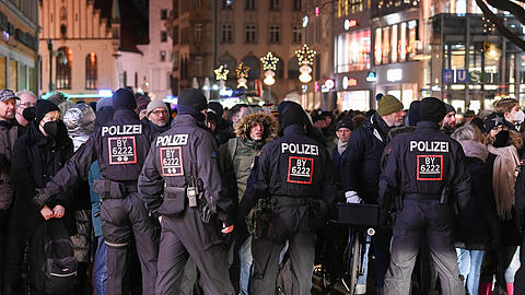 Polizisten kontrollieren Passanten am 5. Januar in der Fußgängerzone.