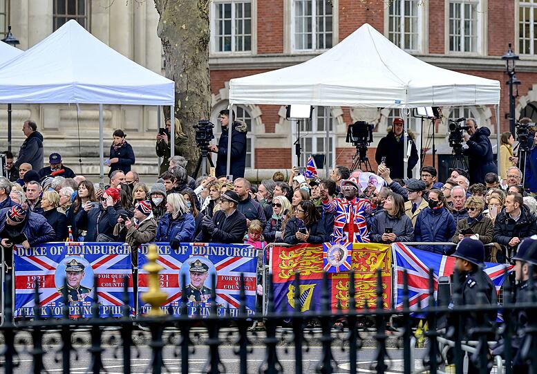 Zahlreiche Schaulustige wollen einen Blick auf die Royals werfen.