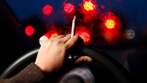Ein 19-Jähriger ist in München zweimal bekifft Auto gefahren. Nun hat er Ärger mit der Polizei. (Symbolbild)