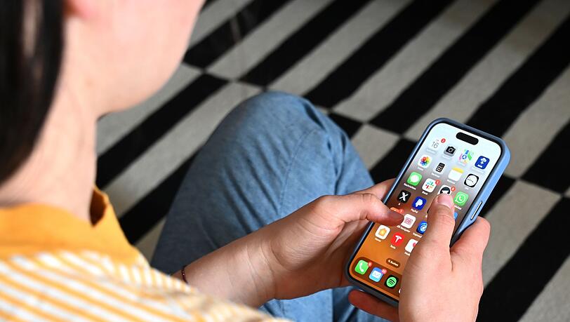 Eltern wollen laut einer neuen Umfrage ein Handy-Verbot an Schulen. (Symbolbild)