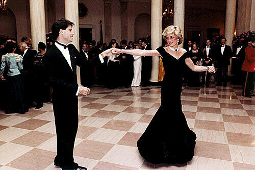 Etwas vornehmer geht es hingegen im Königshaus zu: Lady Di wird von dem (damals noch) jungen Schauspieler John Travolta auf die Tanzfläche gebeten. Der Grease-Tänzer wirbelt die schöne Prinzessin gekonnt herum und beide scheinen sehr viel Spaß zu haben.