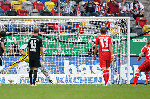 Der Anfang vom Ende: Sascha Rösler (r) überwindet Münchens Torwart Gabor Kiraly (l) mit seinem Elfmeterschuss zum 1:0.