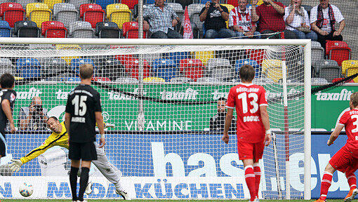 Der Anfang vom Ende: Sascha Rösler (r) überwindet Münchens Torwart Gabor Kiraly (l) mit seinem Elfmeterschuss zum 1:0. Der Anfang vom Ende: Sascha Rösler (r) überwindet Münchens Torwart Gabor Kiraly (l) mit seinem Elfmeterschuss zum 1:0.