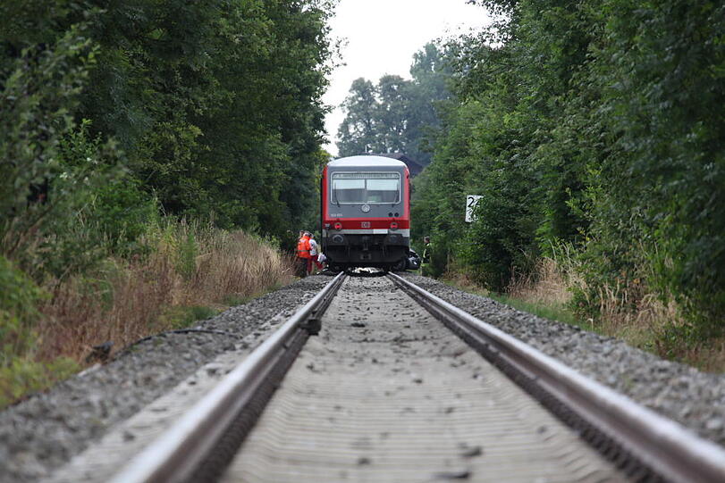 Bei einem schweren Unfall mit einem Regionalzug ist am Mittwochmorgen eine junge Autofahrerin ums Leben gekommen.