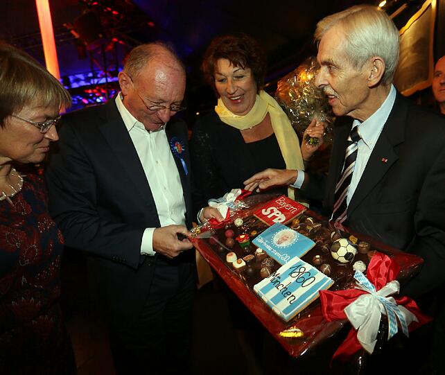Dorle und Franz Maget freuen sich über das Geschenk von Gipsy und Dieter Schneider