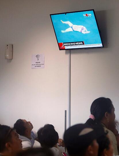 Die ersten Leichen der abgestürzten AirAsia-Maschine werden von den Suchtrupps geborgen. Die Angehörigen der Opfer trauern.