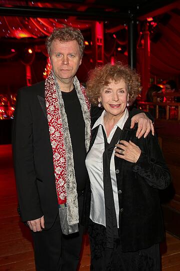 Mit Krawatte: Schauspielerin Ilse Neubauer mit Sohn Andreas.