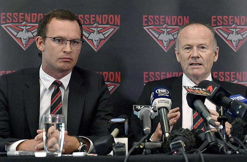 Xavier Campbell vom Essendon Football Club (links) und Chairman Lindsay Tanner.