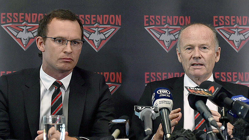 Xavier Campbell vom Essendon Football Club (links) und Chairman Lindsay Tanner. Xavier Campbell vom Essendon Football Club (links) und Chairman Lindsay Tanner.