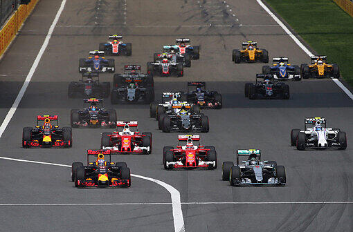 Start zum Formel-1-Rennen in Shanghai. Gleich darauf krachte es. Nico Rosberg fuhr schließlich zu seinem dritten Sieg im dritten Rennen des Jahres.