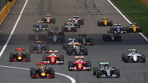 Start zum Formel-1-Rennen in Shanghai. Gleich darauf krachte es. Nico Rosberg fuhr schließlich zu seinem dritten Sieg im dritten Rennen des Jahres. Start zum Formel-1-Rennen in Shanghai. Gleich darauf krachte es. Nico Rosberg fuhr schließlich zu seinem dritten Sieg im dritten Rennen des Jahres.