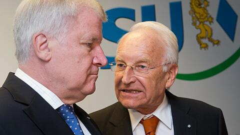 Jetzt ist gut Rat teuer: Der CSU-Vorsitzende und bayerische Ministerpräsident Horst Seehofer (l.) hört seinem Vorvorgänger Edmund Stoiber zu.
