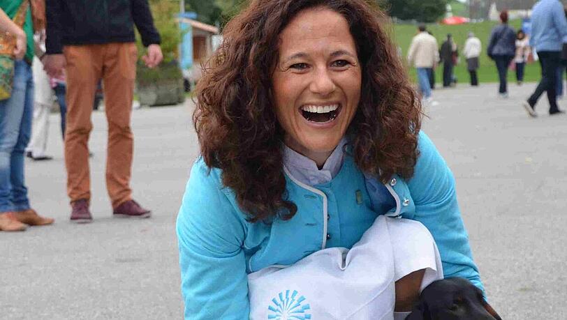 Im Olympiapark bekommt der Besucher immer noch etwas Olympia-Feeling mit - AZ-Leserin Tatjana Eckerlein hatte die Möglichkeit sich mit sämtlichen Devotionalien der Spiele zu schmücken. Fesch! Im Olympiapark bekommt der Besucher immer noch etwas Olympia-Feeling mit - AZ-Leserin Tatjana Eckerlein hatte die Möglichkeit sich mit sämtlichen Devotionalien der Spiele zu schmücken. Fesch!