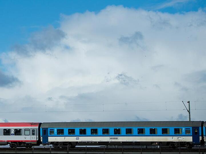 Blaue und rote Zugwaggons des staatlichen Eisenbahnverkehrsunternehmens in Tschechien, Ceske Drahy. Foto: picture alliance/dpa/Archivbild