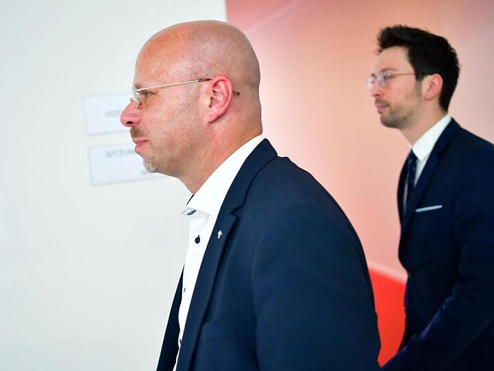 Andreas Kalbitz (L) nach der Fraktionssitzung der AfD.