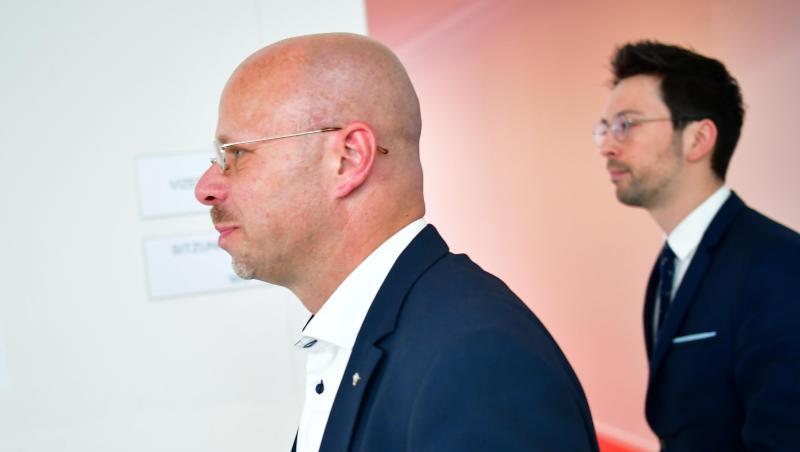 Andreas Kalbitz (L) nach der Fraktionssitzung der AfD. Andreas Kalbitz (L) nach der Fraktionssitzung der AfD.