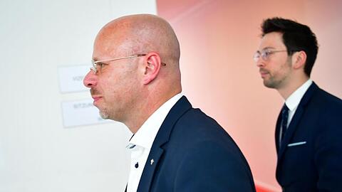 Andreas Kalbitz (L) nach der Fraktionssitzung der AfD.