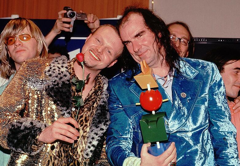 Guildo Horn und Stefan Raab (alias AlIgel, Produzent von Guildo) gewannen 1998 die Vorausscheidung für den " Grand Prix de Eurovision".