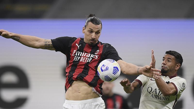 Zlatan Ibrahimovic (l) vom AC Mailand und Bruno Peres vom AS Rom kämpfen um den Ball.