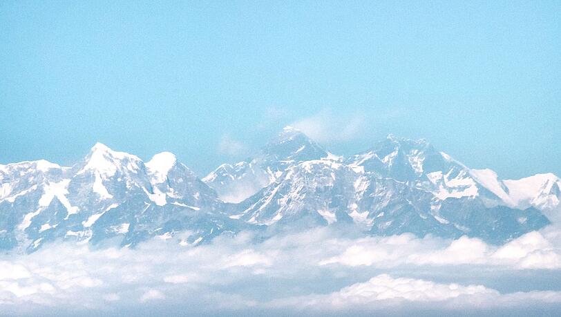 Der Mount Everest vom Flugzeug aus gesehen. (Foto Archiv).
