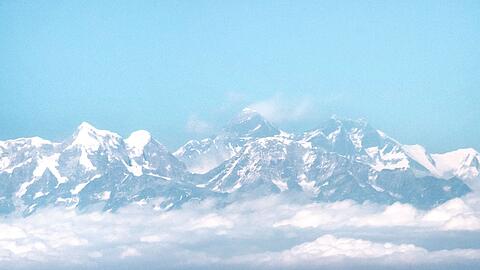 Der Mount Everest vom Flugzeug aus gesehen. (Foto Archiv).