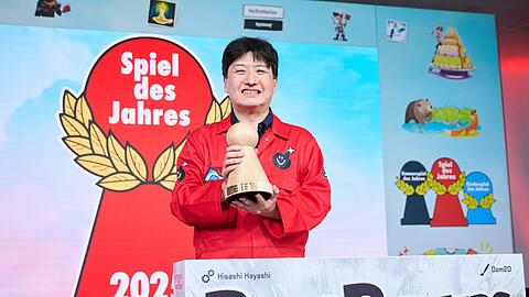 Brettspielautor Hisashi Hayashi gewann mit "Bomb Busters" die Auszeichnung "Spiel des Jahres" 2025.