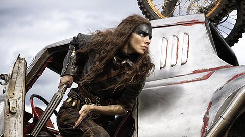 "Furiosa: A Mad Max Saga": Furiosa (Anya Taylor-Joy) verteidigt sich mit allen Mitteln.