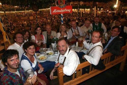 Die Runde im Winzerer Fähndl (von vorn links im Uhrzeigersinn): Chris Boettcher, Monika Baumgartner, Georg Thanscheidt, Leslie Mandoki, Andrea Schoeller, Joseph von Westphalen, Nadja Hirsch, Hep Monatzeder, Ernst Wolowicz, Alexander Reissl, Jürgen Bühl, Willi Bock, Michael Bartholl von Paulaner und Katsche Schwarzenbeck.