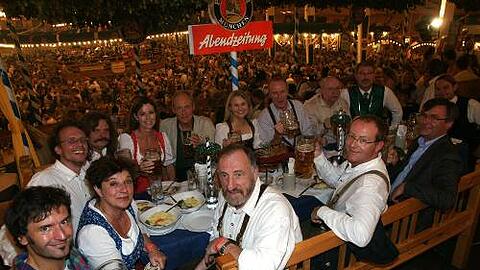 Die Runde im Winzerer Fähndl (von vorn links im Uhrzeigersinn): Chris Boettcher, Monika Baumgartner, Georg Thanscheidt, Leslie Mandoki, Andrea Schoeller, Joseph von Westphalen, Nadja Hirsch, Hep Monatzeder, Ernst Wolowicz, Alexander Reissl, Jürgen Bühl, Willi Bock, Michael Bartholl von Paulaner und Katsche Schwarzenbeck.