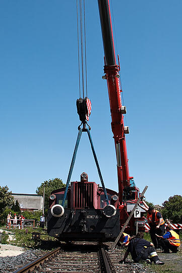 Die Feuerwehr musste mit einem 50 Tonnen Spezialkran anrücken.