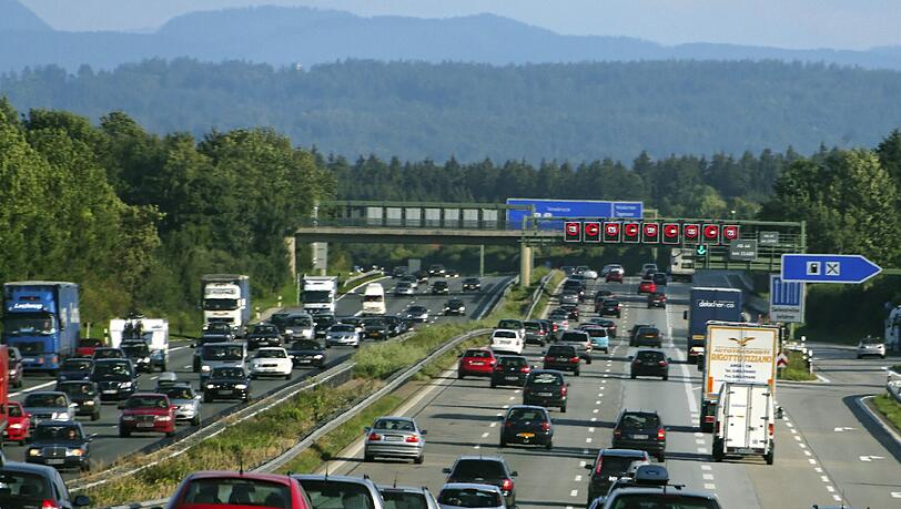 Mit dem Auto in den Urlaub - Ist das wirklich günstiger als Fliegen? Mit dem Auto in den Urlaub - Ist das wirklich günstiger als Fliegen?