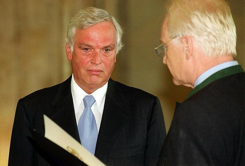 Mark Wössner, 15 Millionen Euro Der als Vorstandschef die Bertelsmann AG zu einem Weltkonzern geformt und 1998 mit Erreichen der Altersgrenze seinen Posten geräumt hatte, bekam eine Abfindung von 15 Millionen Euro.