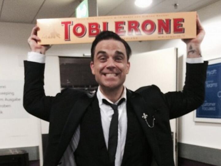 Robbie Williams freut sich über die Riesen-Toblerone